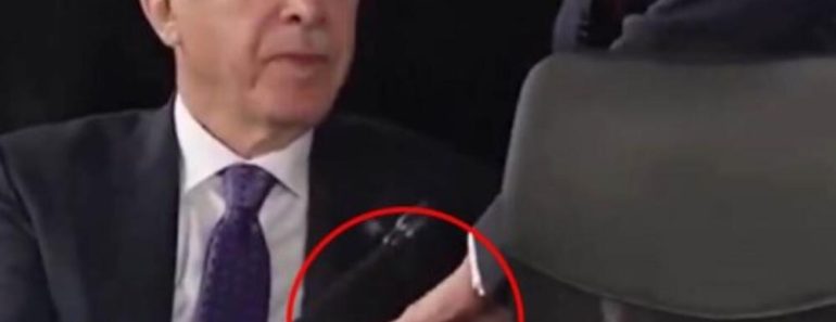 Šta ovo radi Erdogan sa Makronovim srednjim prstom?! Isplivao šokantan snimak! Turčin ga uhvatio, pa… (VIDEO)
