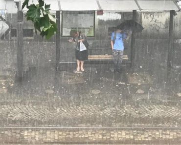 Stiže novi udar snažnog nevremena RHMZ: Evo kako se kreće nevreme iz sata u sat – Jedan kraj je posebno na udaru Stiže novi udar snažnog nevremena RHMZ: Evo kako se kreće nevreme iz sata u sat – Jedan kraj je posebno na udaru