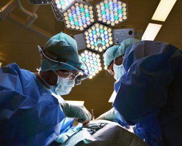 Operisao je mladića a nije ZNAO koga OPERIŠE , kada je saznao NJEGOVA karijera se ZAVRŠILA… Operisao je mladića a nije ZNAO koga OPERIŠE , kada je saznao NJEGOVA karijera se ZAVRŠILA…