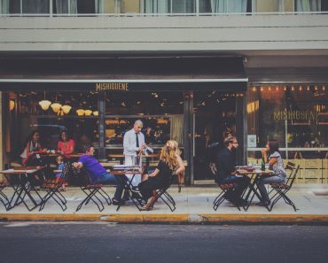 Izbacivali su ih iz restorana ZBOG deteta sa AUTIZMOM , a onda su TO ČULI ovi LJUDI , usledio je ŠOK! Izbacivali su ih iz restorana ZBOG deteta sa AUTIZMOM , a onda su TO ČULI ovi LJUDI , usledio je ŠOK!