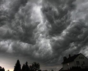 Spremite se, nevreme stiže u naredna 2 sata! Ovi delovi Srbije su prvi na udaru, šok obrt nakon paklenog vikenda! Spremite se, nevreme stiže u naredna 2 sata! Ovi delovi Srbije su prvi na udaru, šok obrt nakon paklenog vikenda!