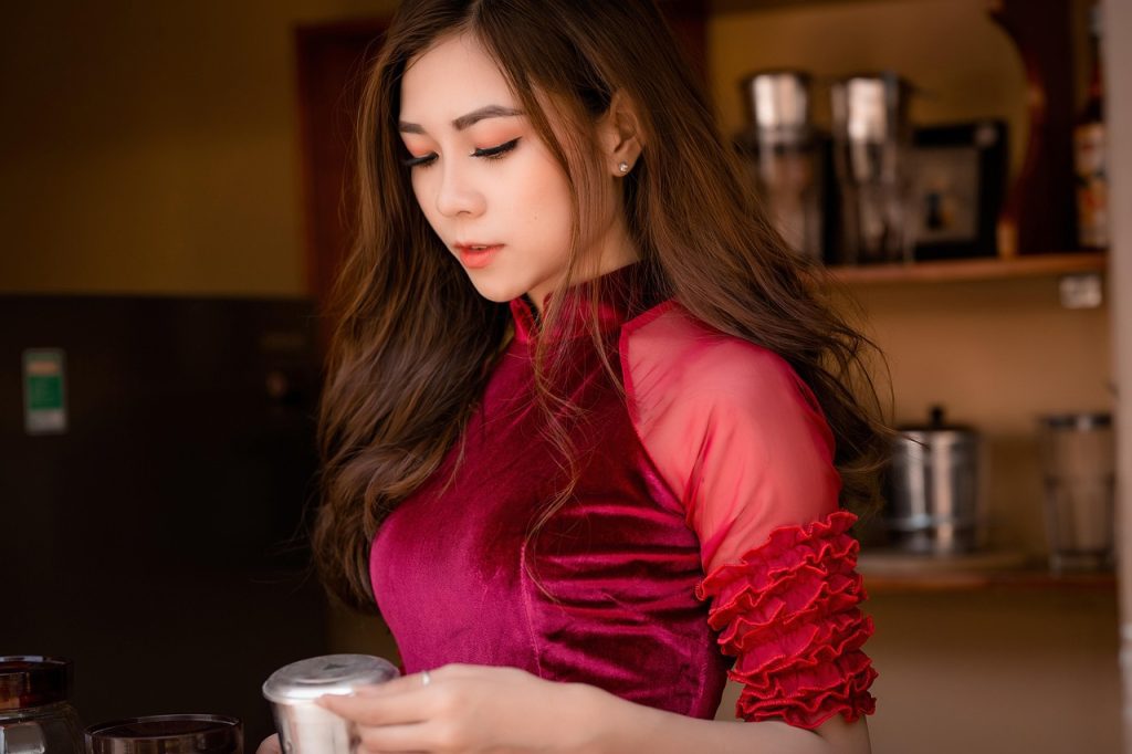 The current image has no alternative text. The file name is: woman-8182795_1280.jpg