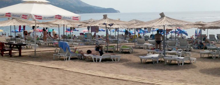 Srbin objavio fotku iz Bečića zbog koje je nastao haos! Crnogorci kipte od besa, a turistima uopšte ne smeta! FOTO