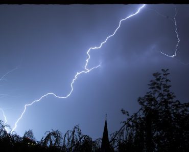 Au šta će nas OVO POGODITI! Intenzivna oluja večeras će se sručiti na ove delove Srbije! Au šta će nas OVO POGODITI! Intenzivna oluja večeras će se sručiti na ove delove Srbije!