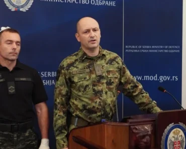 Oglasio se vojnik koji je sinoć izvadio pištolj na protestu! “Pucao sam u vazduh jer su hteli da nas… Oglasio se vojnik koji je sinoć izvadio pištolj na protestu! “Pucao sam u vazduh jer su hteli da nas…