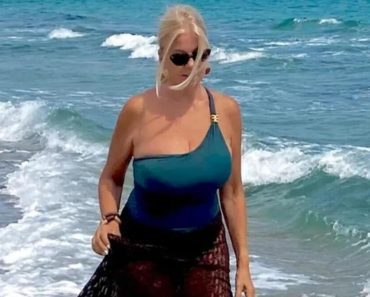 SKINULA SE BIVŠA ŽENA JOVANA MEMEDOVIĆA I PRAVA JE BOMBA: Ogrnula providnu suknju, Mirjana ga živi do kraja! (FOTO) SKINULA SE BIVŠA ŽENA JOVANA MEMEDOVIĆA I PRAVA JE BOMBA: Ogrnula providnu suknju, Mirjana ga živi do kraja! (FOTO)