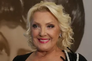 Isplivala vrela fotka Snežane Đurišić – Pevačica obnažena u krevetu mazi njega (FOTO)