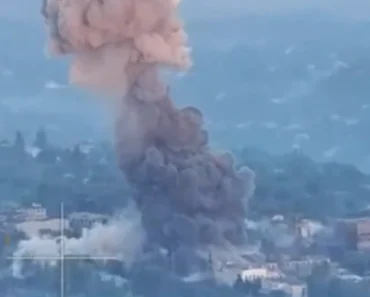 OSVANUO SNIMAK TOTALNOG UNIŠTENJA: Rusi bacili su bombu od 3 tone na ukrajinske vojnike (VIDEO) OSVANUO SNIMAK TOTALNOG UNIŠTENJA: Rusi bacili su bombu od 3 tone na ukrajinske vojnike (VIDEO)