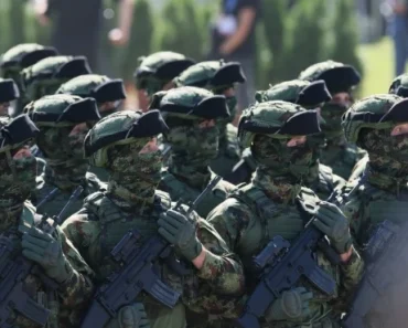 Ovo morate da vidite: Šta je vojnik izvukao iz uniforme tokom parade u Beogradu (VIDEO)