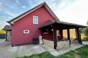 Marijina bordo kuća čeka vlasnika: U prelepom delu Srbije se prodaje za manje od 600 evra po kvadratu