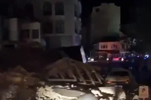 PRVI SNIMCI RAZORNOG ZEMLJOTRESA U TURSKOJ Sve se ljuljalo, ljudi istrčali na ulicu u panici (FOTO/VIDEO)