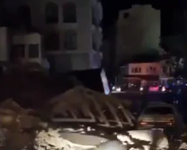 PRVI SNIMCI RAZORNOG ZEMLJOTRESA U TURSKOJ Sve se ljuljalo, ljudi istrčali na ulicu u panici (FOTO/VIDEO)