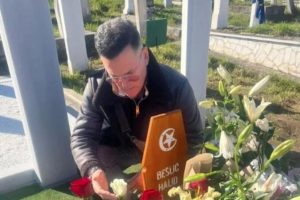 “SRAMOTA”! OTIŠAO NA GROB HALIDA BEŠLIĆA, PA POTEZOM ZGROZIO SVE ODREDA! Ljudi ga urnišu