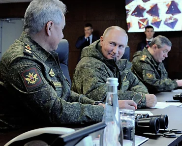 ”PREDSEDNIČE, 10.000 NEPRIJATELJA JE OPKOLJENO”! Putin ušao u vojnu bazu UNIFORMISAN, pa izgovorio samo ovo! (VIDEO) ”PREDSEDNIČE, 10.000 NEPRIJATELJA JE OPKOLJENO”! Putin ušao u vojnu bazu UNIFORMISAN, pa izgovorio samo ovo! (VIDEO)