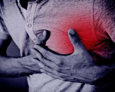 Ako doživite srčani udar dok ste sami: Ključni koraci koji vam mogu spasiti život do dolaska pomoći