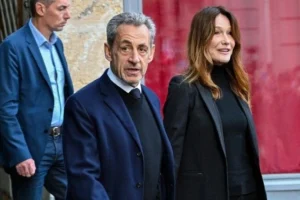 Kakav prizor u Parizu: Pogledajte šta radi Sarkozi dva dana posle puštanja iz zatvora