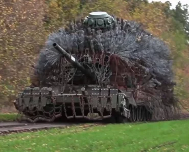 (VIDEO) Ljudi moji, šta je ovo Putin poslao na front?! “Frankenštajn” oružje krenulo na Ukrajince.. (VIDEO) Ljudi moji, šta je ovo Putin poslao na front?! “Frankenštajn” oružje krenulo na Ukrajince..