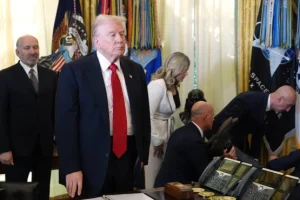 (VIDEO) Pravo na patos: Američki moćnik pao u nesvest pred Trampom i novinarima – Ljudi šokirani snimkom