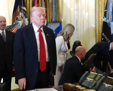 (VIDEO) Pravo na patos: Američki moćnik pao u nesvest pred Trampom i novinarima – Ljudi šokirani snimkom (VIDEO) Pravo na patos: Američki moćnik pao u nesvest pred Trampom i novinarima – Ljudi šokirani snimkom