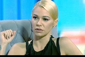 Nataša Bekvalac bez gaćica izašla pred publiku – Seva na sve strane (VIDEO)