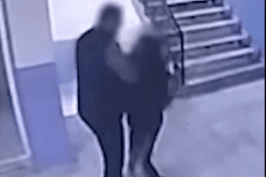 (UZNEMIRUJUĆE) Direktor škole snimljen kako radi užasnu stvar učeniku: Usledilo strašno saznanje