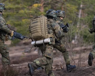 Rusi upali u NATO zemlju! 20 minuta su nešto tražili, sve je snimljeno! (VIDEO) Rusi upali u NATO zemlju! 20 minuta su nešto tražili, sve je snimljeno! (VIDEO)