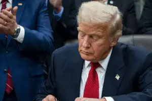 Dok Putin priča o NIS-u, iz SAD stižu vesti: Tramp potpisao zakon koji pogađa i Srbiju