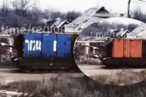 (VIDEO) Ljudi moji, da li je ovo moguće?! Rusi frapirali ceo svet – pogledajte kakvo “frankenštajn” oružje se pojavilo na frontu