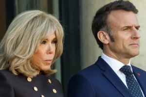 Prvo je bilo oko, pa krvarenje, a sad…CEO SVET SABLAŽNJENO GLEDA U MAKRONOV VRAT!