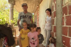 NIJEDNA NIJE HTELA DA MU MUZE KRAVE, PA JE OŽENIO ALBANKU AURELU Rodila je čak četvoro dece, A ONDA JE OTKRILA…