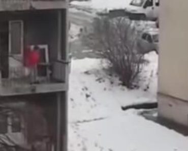 POJAVIO SE ŠOK SNIMAK BABE NA TERASI U LAZAREVCU: Ljudi u NEVERICI GLEDAJU šta radi, pa DA LI JE MOGUĆE?! (VIDEO)