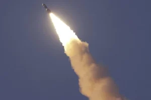 UDARNO! Stigli prvi snimci! Iranska balistička raketa probila odbranu! Težak udar na…
