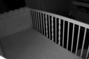 OTAC STAVIO ĆERKU DA SPAVA, A KAD JE POGLEDAO KAMERU ZAPREPASTIO SE! Ovu jezivu scenu će pamtiti dok je živ (VIDEO)