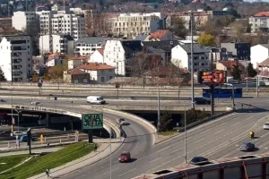 Jeziv prizor na Autokomandi! Prolaznici gledaju i ne veruju šta vide (VIDEO)