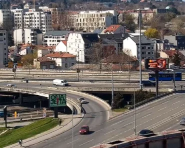 Jeziv prizor na Autokomandi! Prolaznici gledaju i ne veruju šta vide (VIDEO)
