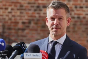 Snimak Petera Mađara iz toaleta zapanjio sve: Hteo da oblati Orbana, pa ispao smešan! (VIDEO)